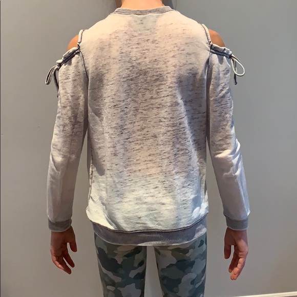 Light Cold Shoulder Top - Picture 2 of 4